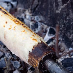 Gastronomía Mapuche 5 También llamado chochoca, es una masa hecha con papas crudas y cocidas que se prepara asada a las brasas.