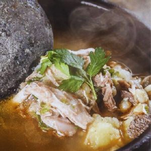 Kalapurka es una sopa espesa que se hace con harina de maíz, carne de llama o cordero, papas, ají y hierbas. Se sirve en un plato hondo con una piedra caliente en el centro, que mantiene la temperatura y el sabor. Es un plato nutritivo y reconfortante.