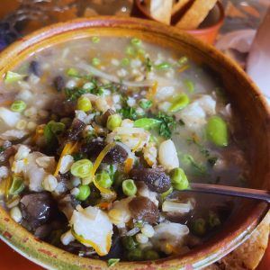 Chairito es un plato que se hace con carne de alpaca, que se corta en trozos y se seca al sol. Se puede comer solo o con pan, queso, ají y hierbas. Es un plato rico en proteínas y bajo en grasa.
