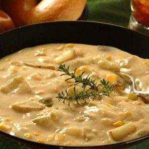 Sopa de maíz  la sopa de maíz se prepara con maíz, papas, quinoa, charqui (carne seca) y otros ingredientes que varían según la región y la temporada. Es una comida nutritiva y sabrosa que se consume especialmente en los días fríos.