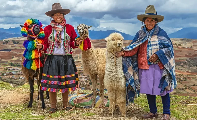 Retrato indigena quechua cusco peru rural de mujeres indigenas quechuas vestidas forma tradicional con sus animales domesticos 180994902 e1722280461102